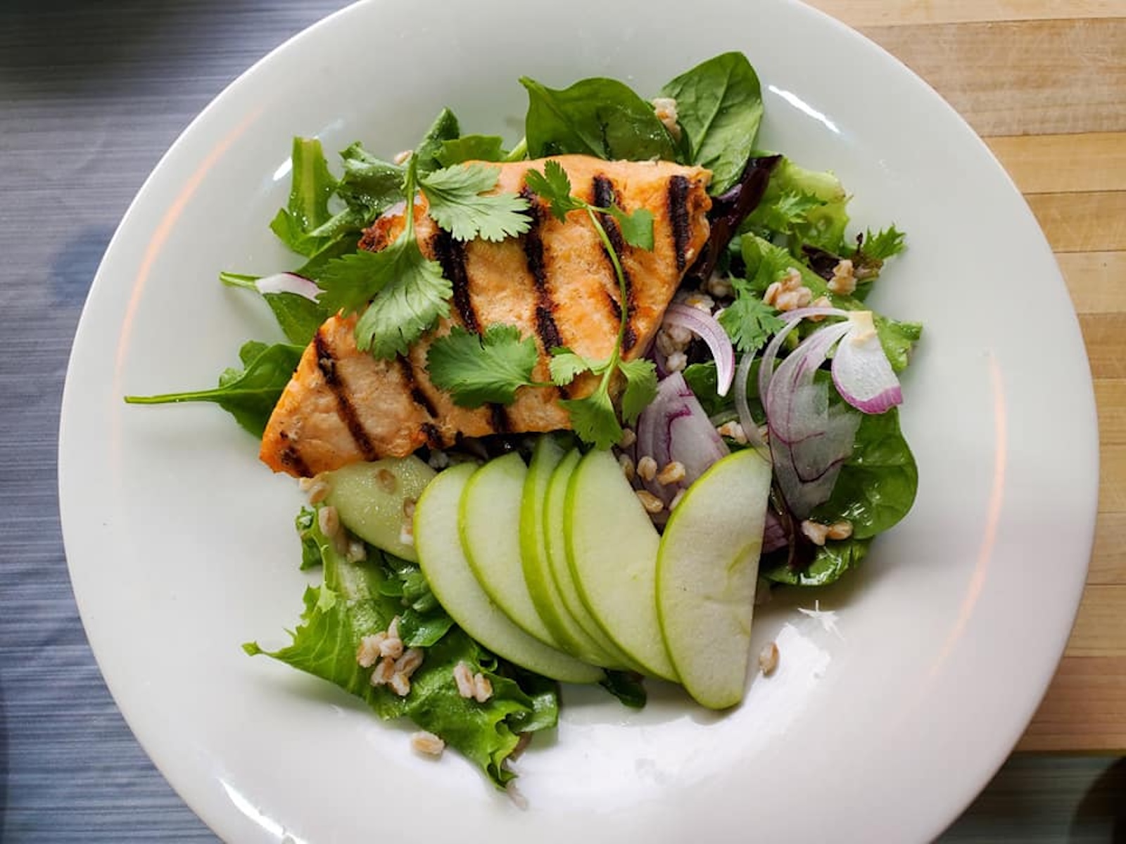 grilled salmon with salad and sliced apples